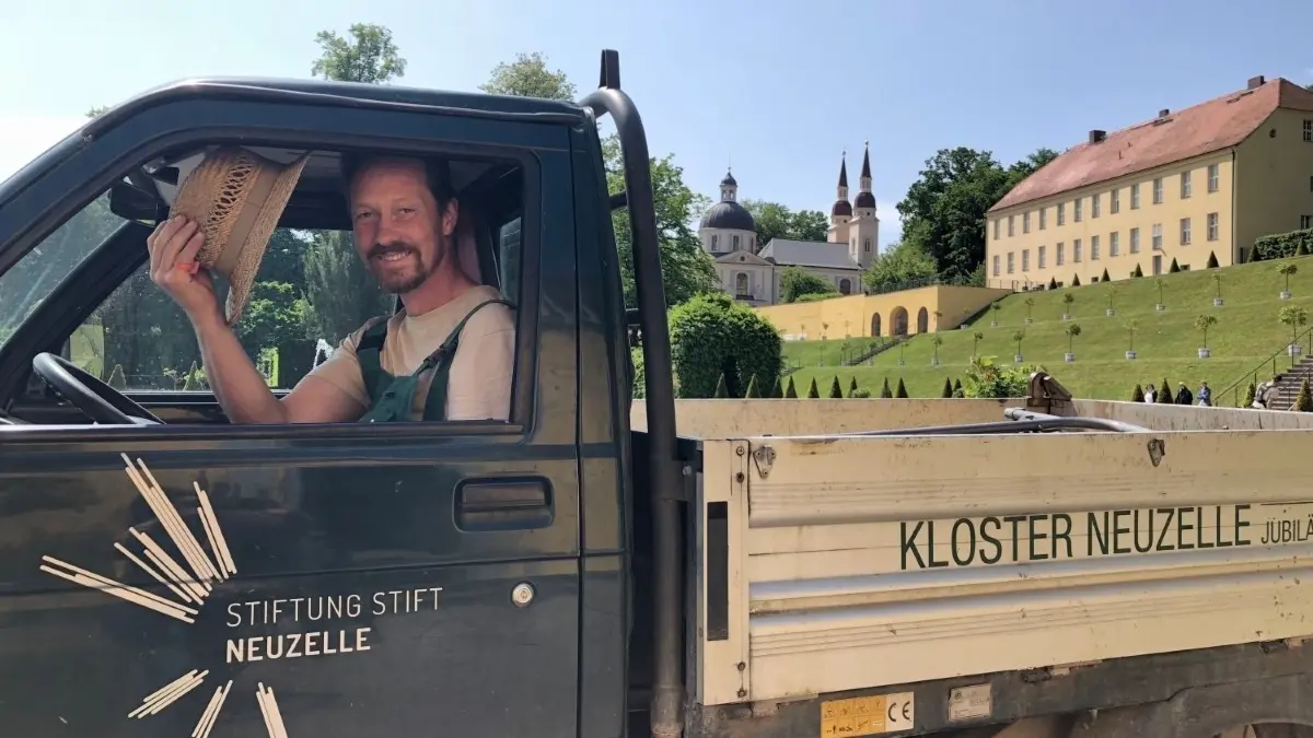 Klostergärtner Ralf Mainz hat jede Menge zu tun — mit dem Arbeitskreis Gartenkultur bereitet er auch Veranstaltungen vor.
Neuzelle 2023-Juni: Klostergärtner Ralf Mainz hat jede Menge zu tun