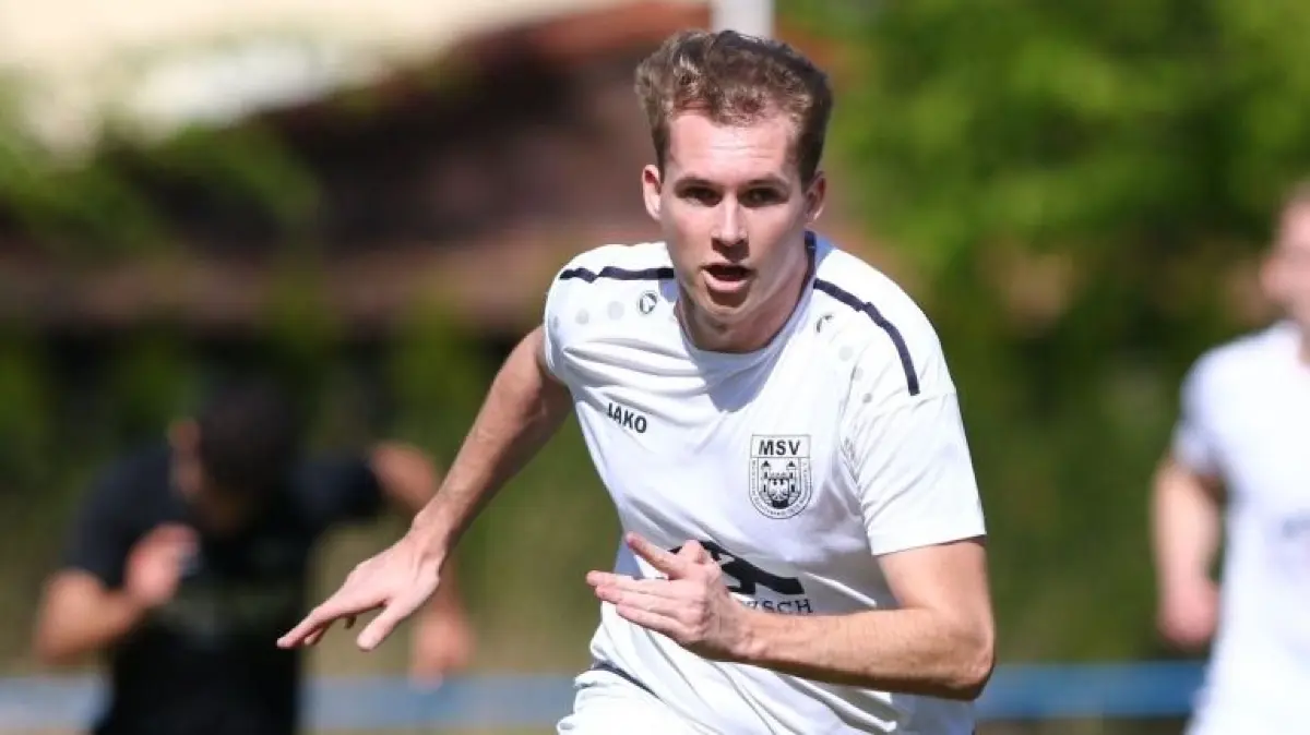 Fußballer Alec Kögler ist neuer Kandidat für die Wahl zum MOZ–Sportler der Woche.
Fußball, Landesklasse MSV Neuruppin II gegen Hansa Wittstock Saison 2023/24 mit Alec Kögler (in Weiß), Kandidat Sportler der Woche