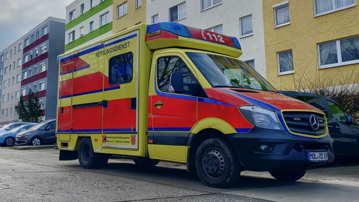 Rettungsdienst MOL: Ein Rettungswagen in der Ringstraße in Bad Freienwalde. Fährt er ohne Patient los, übernehmen die Krankenkassen die Fahrtkosten nicht mehr.