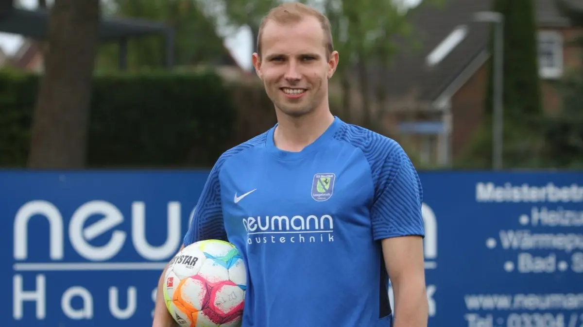 Artur Moge auf dem Trainingsplatz. Er spielt momentan für SG Blau–Weiß Leegebruch.