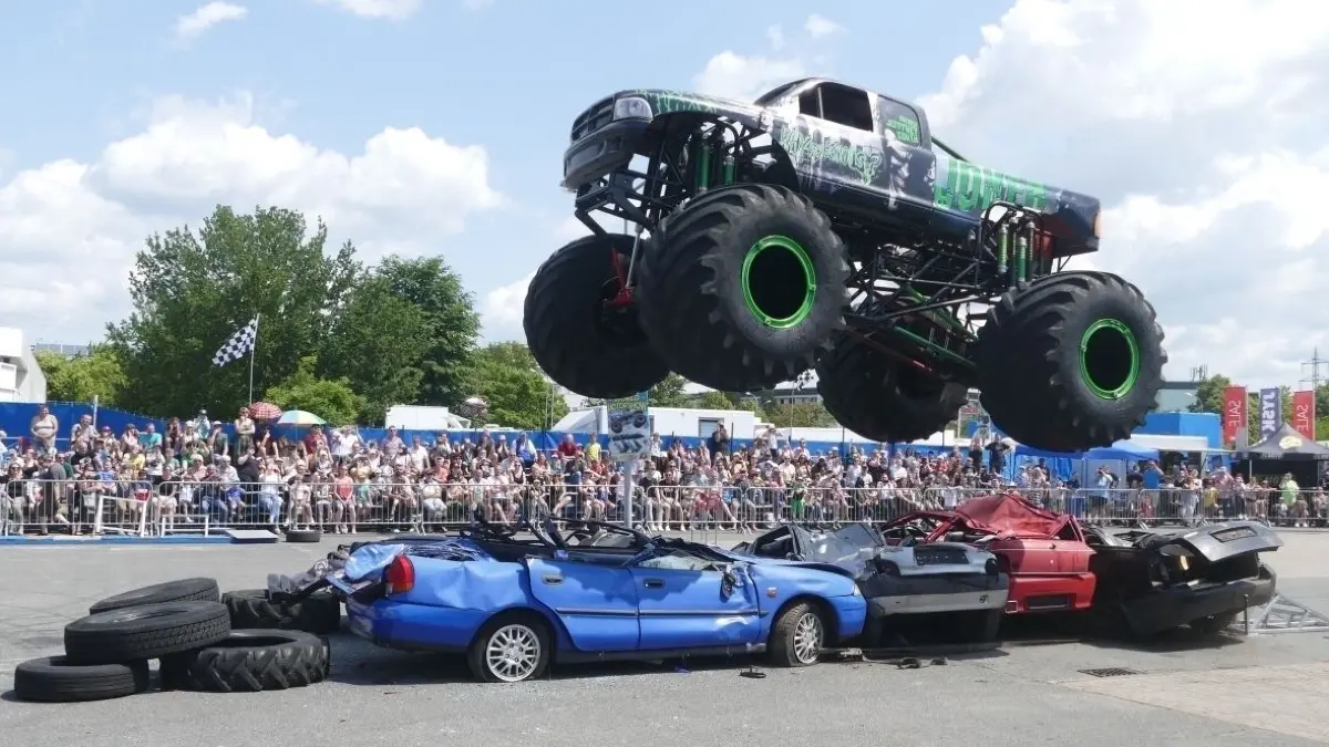 Fliegende Monstertrucks und waghalsige Stunts: Der Stuntman Jeffrey Korth gastiert am 14. April 2024 mit seiner Show „The World Of Motorshow“ auf dem Parkplatz am City Center in Eisenhüttenstadt. Eintrittskarten gibt es vor Ort zu kaufen. (Archivbild)
Stuntman Jeffrey Korth gastierte mit seiner Familie und seiner Show "The World of Motorshow" auf dem Parkplatz des REIZ in Neuruppin. Zu sehen gab es waghalsige Stunts, Monster Trucks, Lkw auf zwei Rädern, Quads, Motorräder und den Death Jump, bei dem ein Auto in die Tiefe stürzt.