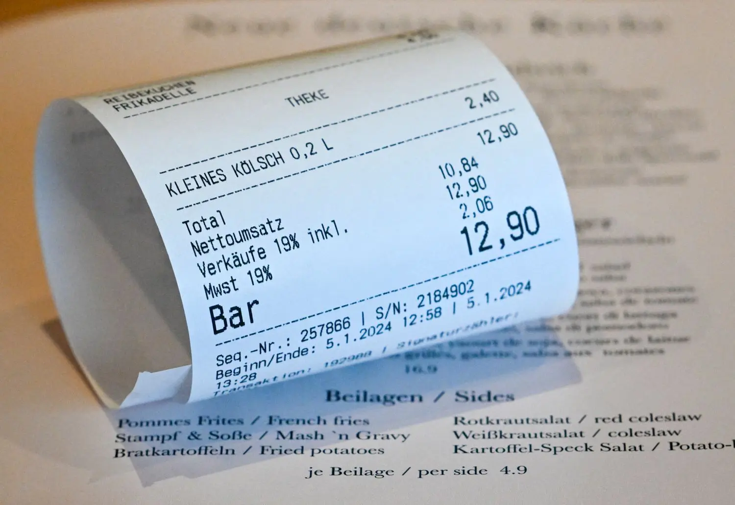 Ein Kassenbon mit einer Mehrwertsteuer von 19 Prozent für Speisen und Getränke. In Fürstenwalde reagieren die Restaurant-Betreiber sehr unterschiedlich auf die Erhöhung.