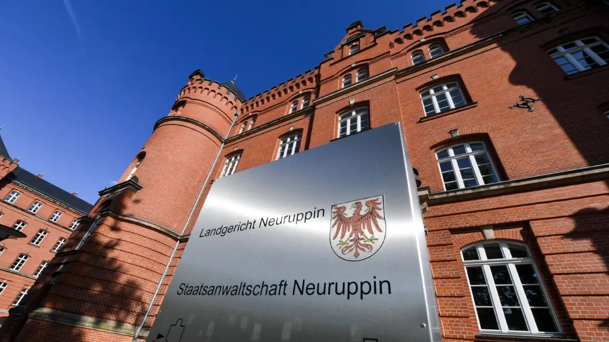 Am Landgericht Neuruppin musste sich am Donnerstag (14. März 2024) ein aus Hennigsdorf stammender Mann wegen mehrerer in Oranienburg begangener schwerer Straftaten verantworten. In einem überraschend kurzem Prozess wurde noch am selben Tag das Urteil gefällt.
ARCHIV - 04.09.2018, Brandenburg, Neuruppin: Das Schild weist auf das Landgericht und die Staatsanwaltschaft Neuruppin in der Feldmannstraße hin. (zu dpa "Urteil im Prozess wegen tödlicher Raserfahrt erwartet") Foto: Jens Kalaene/dpa-Zentralbild/dpa +++ dpa-Bildfunk +++