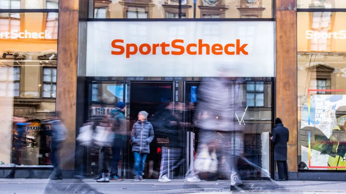 Die große Sportscheck–Filiale in der Münchener Fußgängerzone schließt bis zum Sommer.
ARCHIV - 11.12.2019, Bayern, München: Personen gehen an einer Sportscheck-Filiale in der Münchener Fußgängerzone vorbei. (zu dpa: «Italienischer Sporthändler Cisalfa übernimmt SportScheck») Foto: Lino Mirgeler/dpa +++ dpa-Bildfunk +++