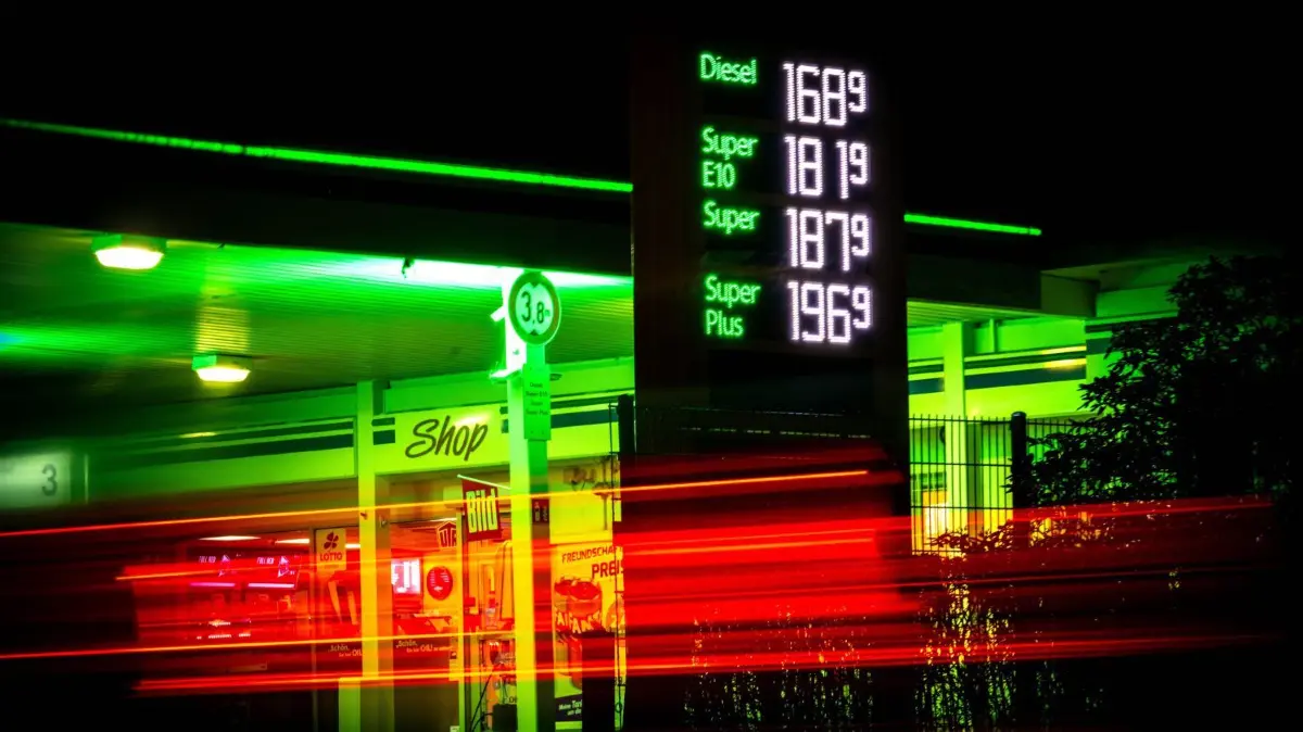Wer am Wochenende zum Tanken nach Polen fährt, kann sparen. Das sind die aktuellen Spritpreise bei Forst, Bad Muskau, Guben und Görlitz. (Symbolbild)
28.03.2024, Bremen: Die Kraftstoffpreise sind an einer Tankstelle dargestellt. Für Fahrer von Autos mit Benzinmotor ist Tanken die zweite Woche in Folge teurer geworden. Superbenzin der Sorte E10 verteuerte sich um 2,1 Cent, wie der ADAC am Mittwoch mitteilte. Foto: Sina Schuldt/dpa +++ dpa-Bildfunk +++