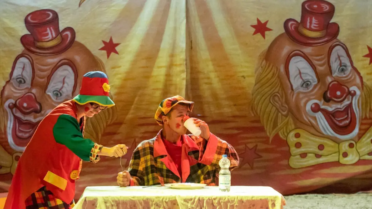 Clowns sind natürlich mit dabei: Der „Ostfriesland–Circus“ lädt an diesem Wochenende in Neuzelle ins große Zirkuszelt ein. Präsentiert werden Artistik, Akrobatik, Tierdressuren und fröhliche Clowns. (Archivbild)
Woltersdorf, 03.07.2021: Mit freiem Eintritt zu den Vorstellungen in Woltersdorf sgat der Ostfriesland Circus Danke für die Gastfreundschaft und große Spendenbereitschaft.