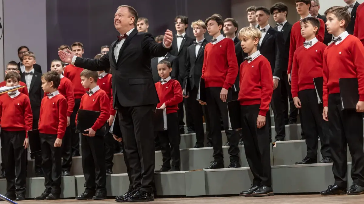 International gefeierte Sänger: Der Poznaner Knabenchor (Foto, Leitung: Jacek Sykulski) gibt gemeinsam mit den Augsburger Domsingknaben am 7. April ein Konzert in der Kirche im polnischen Ort Górzyca nahe Frankfurt (Oder). Mit dem Festkonzert wird das Jubiläum „900 Jahre Bischofssitz Lebus“ gefeiert. (Archivbild)
Mit Standing Ovations dankten die Zuschauer in der Konzerthalle dem Knabenchor aus Poznan für ihren Auftritt und wünschten sich eine baldige Wiederkehr.Der Chor gilt als kulturelles Aushängeschild Polens und machte auf einer Tournee durch Ostdeutschland auch halt in Frankfurt. Unter Leitung von Jacek Sykulski wurden die Jungen und Männer erst nach zwei Zugaben von der Bühne gelassen. Zur Aufführung kamen dabei selbst komponierte Stücke des Dirigenten aber auch polnische Klassiker für die Weihnachts und Winterzeit.