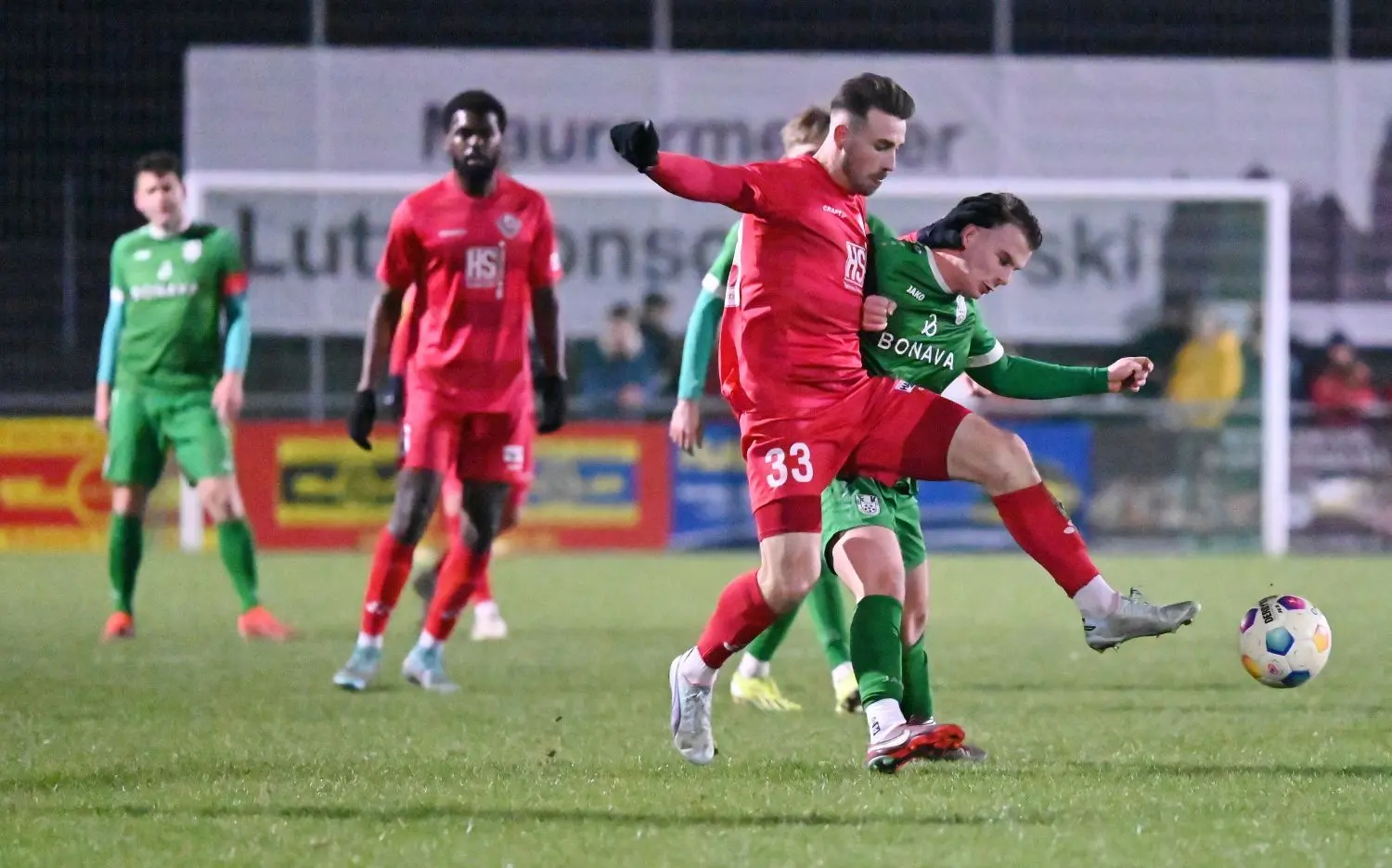 Augen auf den FSV Union Fürstenwalde gerichtet: Mit erheblichen Sorgen spielt Fürstenwalde in dieser Saison in der Oberliga auf. Dem Team um Luka Zdep (in Grün, hier gegen Marvin Runge von Dynamo Schwerin) droht der Abstieg. Das hätte Auswirkungen auf die Brandenburgliga und die Ligen darunter.