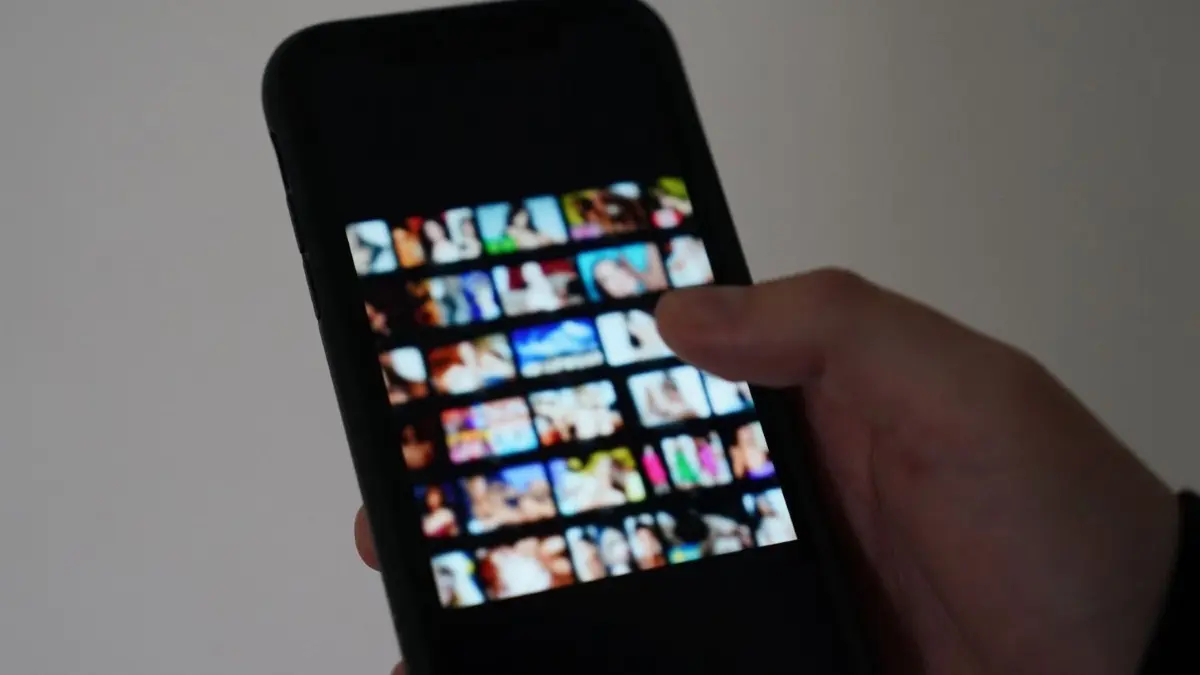 Erneut wird am Amtsgericht Weißwasser ein Fall zu Kinderpornografie verhandelt.
ILLUSTRATION - 19.10.2023, Hamburg: ARCHIV - Ein Mann schaut sich auf einem Smartphone eine Porno-Internetseite an (gestellte Szene). Es beginnt mit einem vermeintlichen Online-Flirt und endet mit Geldforderungen. Sextortion wird diese Form der Erpressung genannt. Es gibt Möglichkeiten, sich davor zu schützen. (zu dpa "Mit Nacktbildern erpresst - Polizei spricht von Tausenden Betroffenen") Foto: Marcus Brandt/dpa +++ dpa-Bildfunk +++
