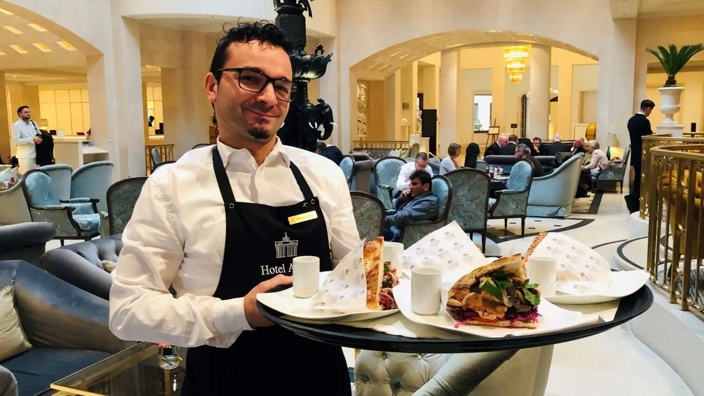 Hotel Adlon Berlin: Wie der teuerste Döner Deutschlands schmeckt und ...