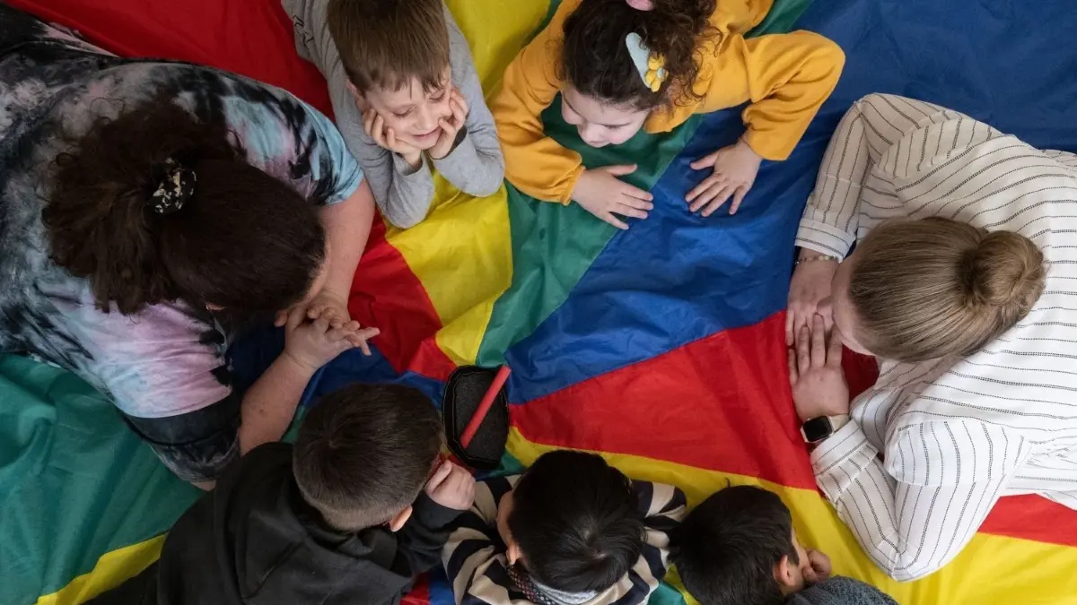 Im Rathaus Panketal wird geprüft, ob schon bald Minijobber die Erzieherinnen in den Kitas der Gemeinde unterstützen können. (Symbolbild)
Zur redaktionellen Verwendung. Kinder einer Kindergartengruppe der Kita Hoppsala machen in einem Gruppenraum mit ihren Erzieherinnen während einer Bewegungseinheit eine Pause. Seit Sommer 2020 gibt es für Kitas die Möglichkeit, Inhouse-Fortbildungen zur Bewegungsförderung, finanziert durch das Kultusministerium und organisiert durch die Kinderturnstiftung Baden-Württemberg, zu buchen. Dieses Angebot soll nun mit Unterstützung der Unfallkasse Baden-Württemberg vertieft werden. +++ dpa-Bildfunk +++