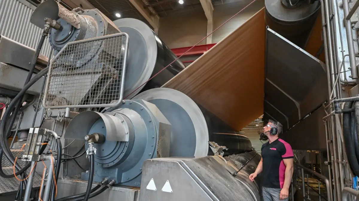 Ein Mitarbeiter arbeitet im Werk der Papierfabrik der Progroup Paper PM2 GmbH in Eisenhüttenstadt.
08.03.2023, Brandenburg, Eisenhüttenstadt: Ein Mitarbeiter arbeitet im Werk der Papierfabrik der Progroup Paper PM2 GmbH. Am selben Tag besuchte Dietmar Woidke (SPD), Ministerpräsident des Landes Brandenburg, die Papierfabrik. Progroup betreibt in Eisenhüttenstadt einen Zero-Waste-Standort mit Waste-to-Energy-Kraftwerk und Papierfabrik. Wie das Unternehmen konsequent auf Kreislaufwirtschaft setzt, hatten die Unternehmensvertreter beim gemeinsamen Rundgang durch die Papierfabrik erläutert. Themen waren zudem die aktuelle Energiesituation sowie der Bau und die Anbindung des Standorts an eine Wasserstoffpipeline. Foto: Patrick Pleul/dpa - Honorarfrei nur für Bezieher des Dienstes ZB-Funkregio Ost +++ ZB-FUNKREGIO OST +++