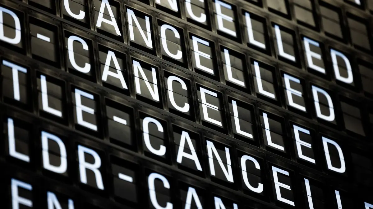 Am Donnerstag, den 14.03.2024 kommt es bei der Lufthansa erneut zu Streiks.
12.03.2024, Hessen, Frankfurt/M.: Eine Anzeige in der Abflughalle am Terminal 1 des Flughafen Frankfurt weist mehrere Flüge als annulliert (cancelled) aus. Die Kabinengewerkschaft UFO (Unabhängige Flugbegleiter Organisation) hat die Flugbegleiter bei Lufthansa und Lufthansa Cityline dazu aufgerufen, die Arbeit niederzulegen. Alle Abflüge vom Frankfurt am Main werden am Dienstag, 12.03.24, von 04:00 Uhr bis 23:00 Uhr bestreikt. Foto: Lando Hass/dpa +++ dpa-Bildfunk +++