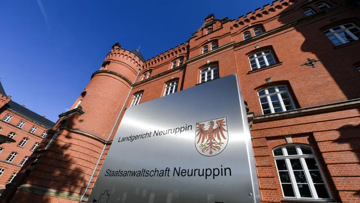 Weil er unberechenbar ist, schickte ein Richter einen 19–Jährigen aus Templin nun in die Psychatrie statt ins Gefängnis.
ARCHIV - 04.09.2018, Brandenburg, Neuruppin: Das Schild weist auf das Landgericht und die Staatsanwaltschaft Neuruppin in der Feldmannstraße hin. (zu dpa "Urteil im Prozess wegen tödlicher Raserfahrt erwartet") Foto: Jens Kalaene/dpa-Zentralbild/dpa +++ dpa-Bildfunk +++