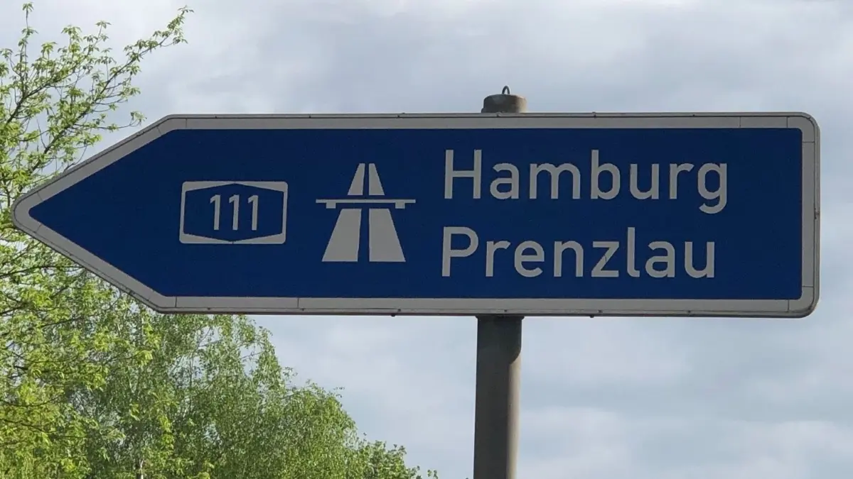 Mehr als 47.000 Fahrzeuge werden täglich auf der A111 in Oberhavel registriert.
Die A111 in Oberhavel eine der wichtigsten Pendler-Strecken von und nach Berlin- muss repariert werden. Ende April kommt es deshalb zu erheblichen Einschränkungen.