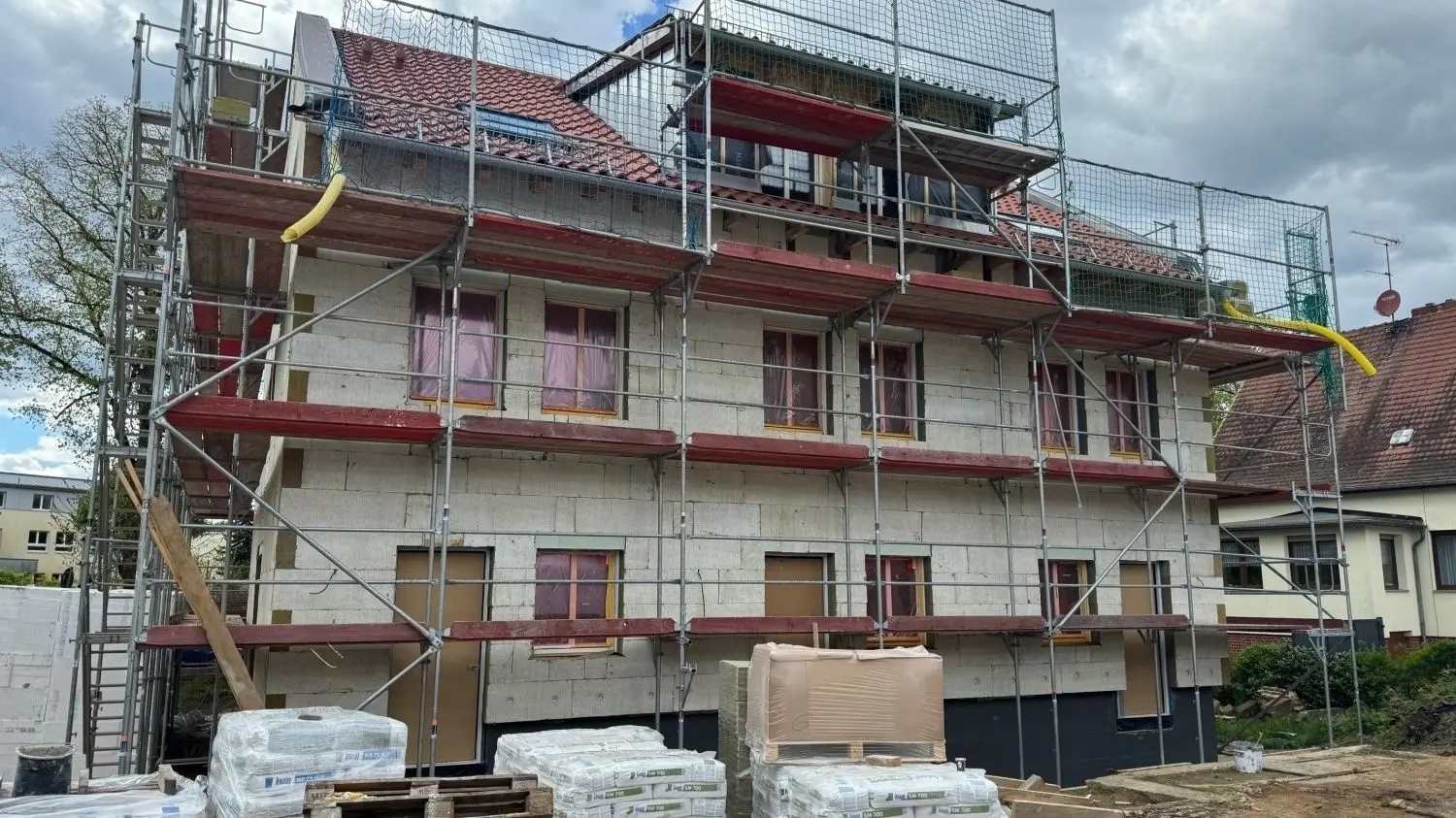 Gut voran gehen die Arbeiten am neuen Wohnquartier in Gransee: Ab Anfang 2025 sollen die Wohnungen bezugsfertig sein.