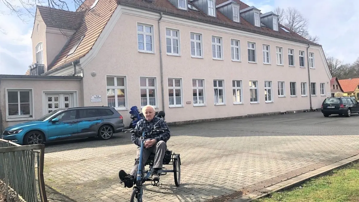 „Wir brauchen eine Perspektive“, sagt der Eberswalder Stadtverordnete Oskar Dietterle, der mit seinem Fahrrad an der ehemaligen Schule in der Clara–Zetkin–Siedlung vorgefahren ist. Die jüngste Abstimmung endete allerdings unerwartet.
"Wir brauchen eine Perspektive", sagt der Eberswalder Stadtverordnete Oskar Dietterle, der mit seinem Fahrrad an der ehemaligen Schule in der Clara-Zetkin-Siedlung vorgefahren ist.