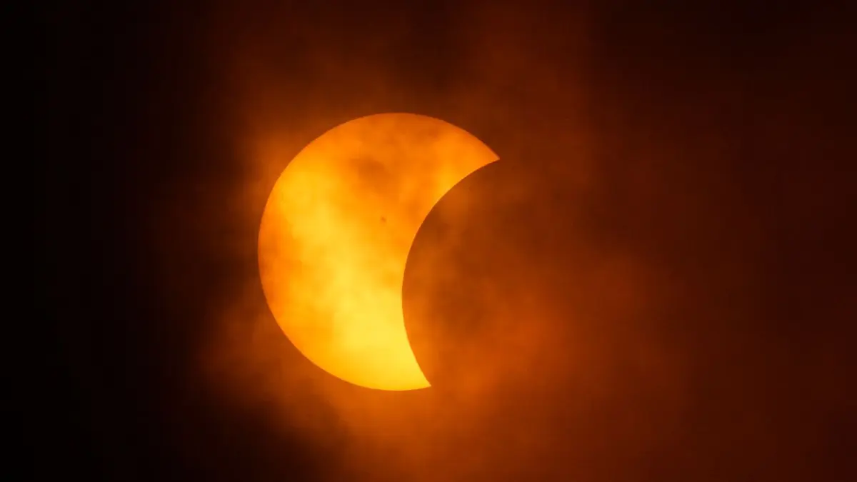 USA, Eagle Pass: Die totale Sonnenfinsternis, gesehen von Eagle Pass, Texas.
08.04.2024, USA, Eagle Pass: Der Mond verdeckt teilweise die Sonne während einer totalen Sonnenfinsternis, gesehen von Eagle Pass, Texas. Foto: Eric Gay/AP +++ dpa-Bildfunk +++