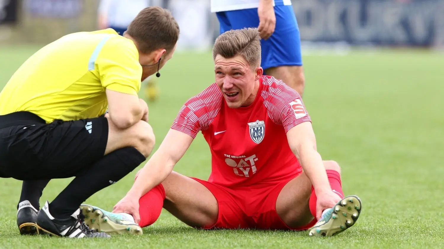 Nachgefragt: Alles soweit okay? Schiedsrichter Florian Lukawski und der Babelsberger Gordon Büch, der aus einem Zweikampf leicht benommen gekommen war.