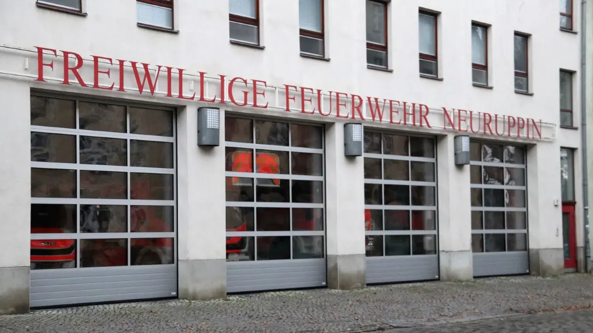 Die Hauptwache der Feuerwehr Neuruppin der Schinkelstraße ist die in die Jahre gekommen. Ein Neubau wird geplant.
die Tore der Fahrzeughalle der Hauptwache in der Schinkelstraße waren bereits in die Jahre gekommen (Alter ca. 25 Jahre), so dass ein immer größerer Reparaturbedarf bestand. Um diesem zu begegnen und den gesetzlichen Sicherheitsvorschriften von automatischen Toren Rechnung zu tragen, wurden die vier Tore nun durch neue ersetzt.