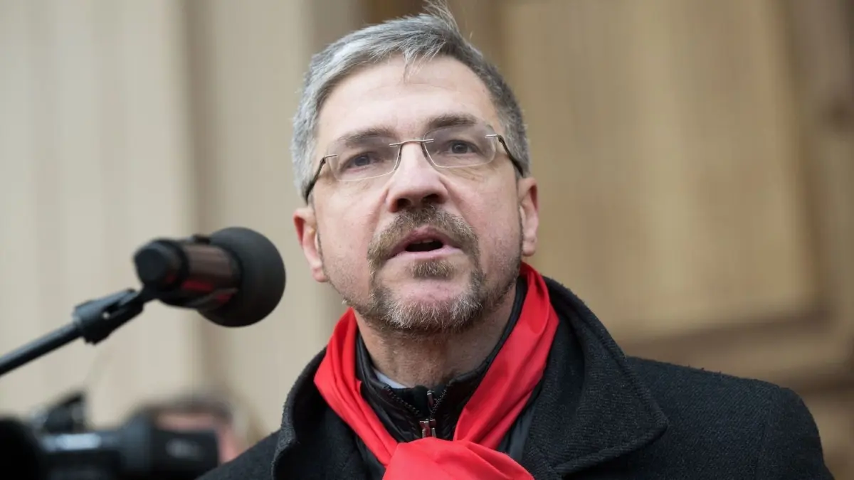 Mike Schubert (SPD), Oberbürgermeister von Potsdam, ist wegen Korruptionsverdacht ins Visier der Ermittler geraten.
ARCHIV - 14.01.2024, Brandenburg, Potsdam: Mike Schubert (SPD), Oberbürgermeister von Potsdam, spricht während einer Demonstration. (zu dpa: «VIP-Tickets: Potsdams Oberbürgermeister verteidigt sich gegen Vorwürfe») Foto: Sebastian Gollnow/dpa +++ dpa-Bildfunk +++