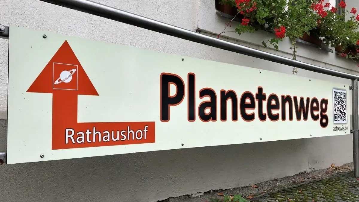 Hier geht es entlang: Ein großes Schild verweist am Rathaus in Müllrose auf den Weg zum Startpunkt des Müllroser Planetenweges. Anfang März konnten auf dem Weg weitere Exponate enigeweiht werden — auch zu einem Planeten, der eigentlich gar keiner ist. (Archivbild)
Müllrose. Schild Planetenweg am Rathaus. 10.10.2023. Foto: Frank Groneberg
Einverständnis für Veröffentlichung wurde mündlich erteilt.