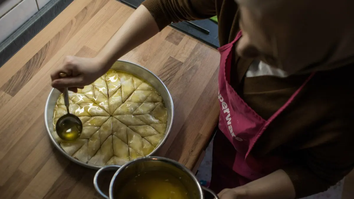 Wann ist Iftar in Ulm? Hier der Kalender für den Ramadan mit allen Uhrzeiten für 2024.
Hatice Bahadir bereitet in ihrer Küche Baklava vor. Tagsüber nehmen Gläubige im Ramadan nichts zu sich, erst nach Sonnenuntergang essen und trinken sie beim Fastenbrechen - Iftar - und zwar normalerweise in geselliger Runde. Zum Ende des Fastenmonats bereiten viele gläubige Muslime auch in Deutschland das dreitägige Zuckerfest (Illustration zu "Fastenende nach dem Ramadan - Muslime feiern mit Einschränkungen") +++ dpa-Bildfunk +++