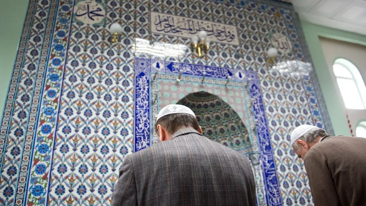 Ramadan in Stuttgart: Wann ist Iftar? Wann sind die Gebetszeiten? Hier ist unser Kalender für 2024.
Muslime beten am 26.05.2015 im Gebetsraum der DiTiB-Moschee in Stuttgart (Baden-Württemberg). Foto: Daniel Naupold/dpa (zu lsw Meldung: «Stuttgarter Großmoschee bleibt im Gewerbegebiet» vom 14.08.2015) ++ +++ dpa-Bildfunk +++