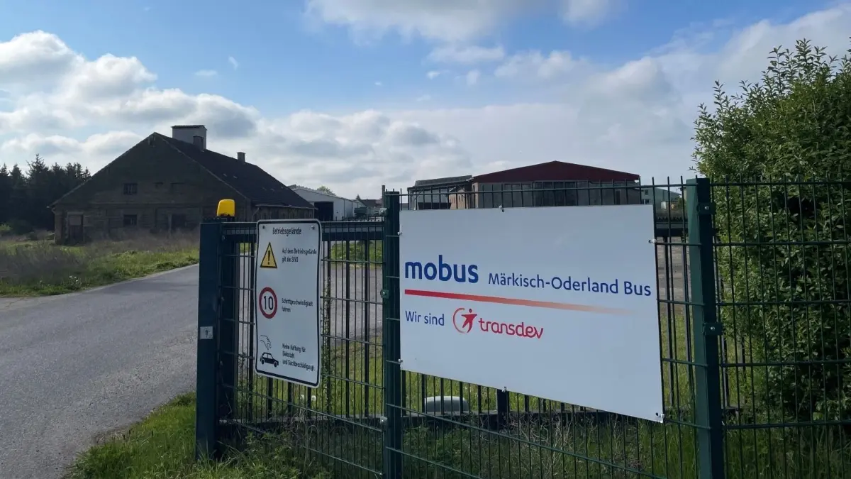 Betriebsgelände der Busgesellschaft mobus: Der Eigentümer des Areals, die Golzower Agrarfirma Odega, hat langfristig dort andere Pläne.