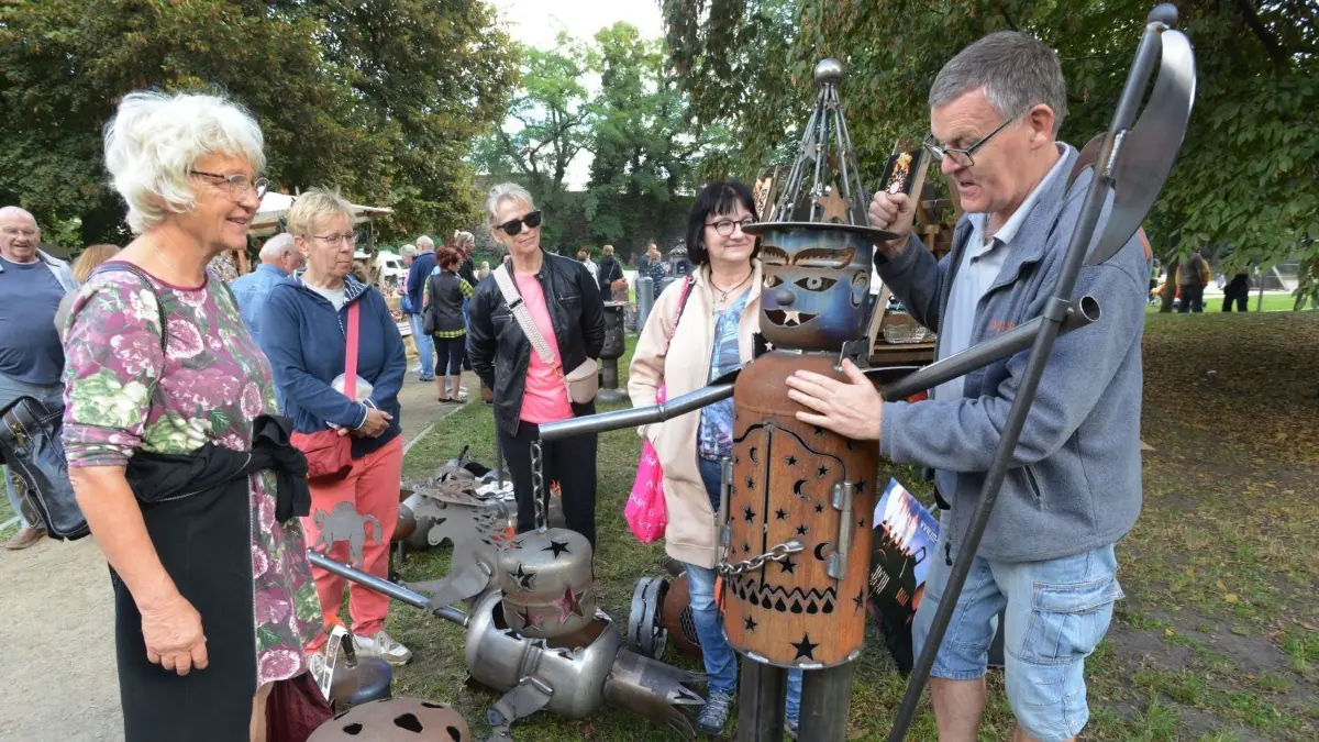 Beim Handwerkermarkt in Bernau gibt es am Sonntag (28. April) wieder viel zu erleben, zu sehen und zu kaufen.
Handwerkermarkt im Stadtpark Bernau- Jens Müller ( Im Feuer Manufatur ) an seinen Figuren aus Metallschrott. am 24.09.2023