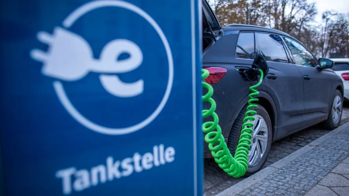 An der Ladesäule eines regionalen Stromanbieters wird ein Elektroauto mit Strom aufgeladen. (Symbolbild)
ARCHIV - 28.11.2023, Mecklenburg-Vorpommern, Schwerin: An der Ladesäule eines regionalen Stromanbieters wird ein Elektroauto mit Strom aufgeladen. (Zu dpa "Umfrage: Umstieg auf E-Auto bei vielen Autobesitzern noch weit weg") Foto: Jens Büttner/dpa +++ dpa-Bildfunk +++