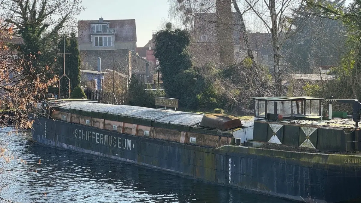 Besteht hier Grund zur Sorge? Leicht nach hinten geneigt liegt der Großfinowmaßkahn „Carola“ im Wasser vor der Elisabethmühle in Zehdenick.
Großfinowmaßkahn "Carola", ehemaliges Museumsschiff in Zehdenick