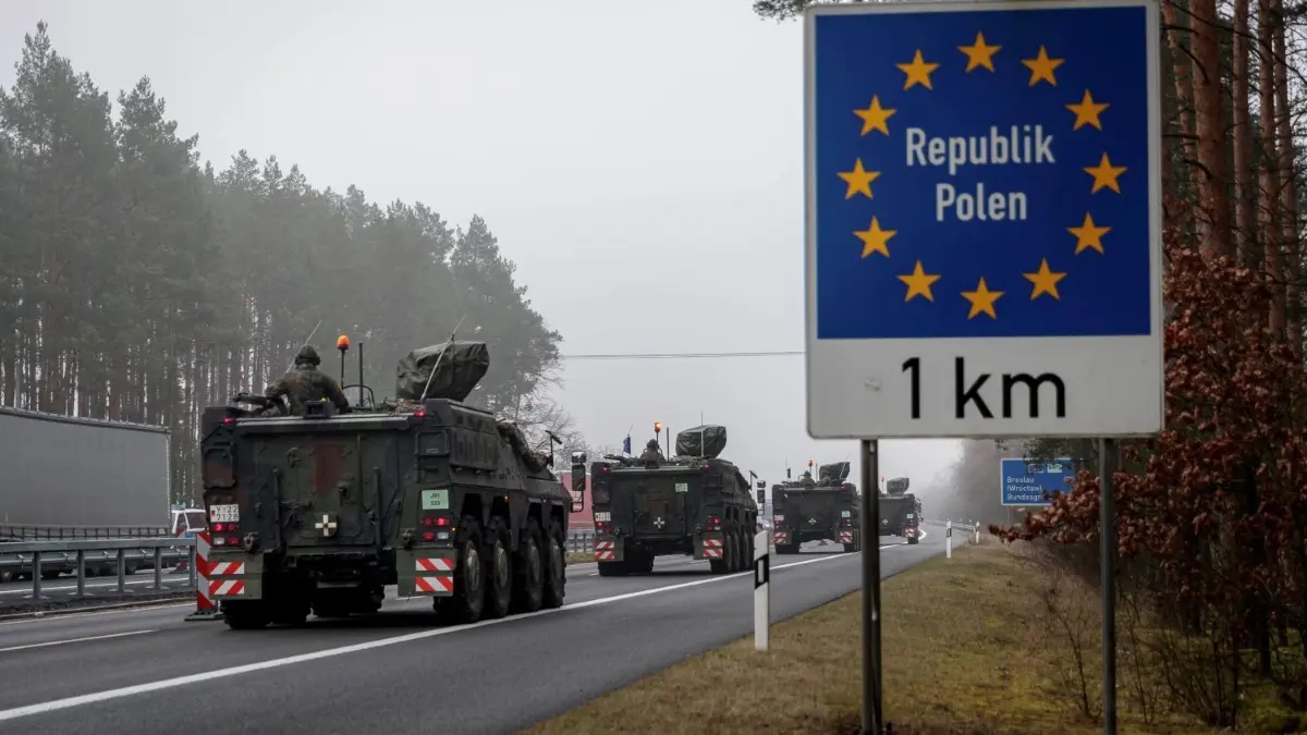 Das Jägerbataillon 91 der Bundeswehr wird im Rahmen von „Steadfast Defender 24“ aus Niedersachsen nach Polen verlegt. Die Soldaten fahren in ihren gepanzerten Radfahrzeugen vom Typ Boxer in Konvois von 20 Fahrzeugen im engen zeitlichen Abstand über deutsche Autobahnen.
März 2024: Das in in Rotenburg (Niedersachsen) stationierte Jägerbataillon 91 der Bundeswehr wird Im Rahmen von "Steadfast Defender 24" verlegt. Die Soldaten fahren in ihren gepanzerten Radfahrzeugen vom Typ Boxer in Konvois von 20 Fahrzeugen im engen zeitlichen Abstand über deutsche Autobahnen und Bundesstraßen, dann quer durch Polen bis an ihr Ziel im litauischen Pabrade.