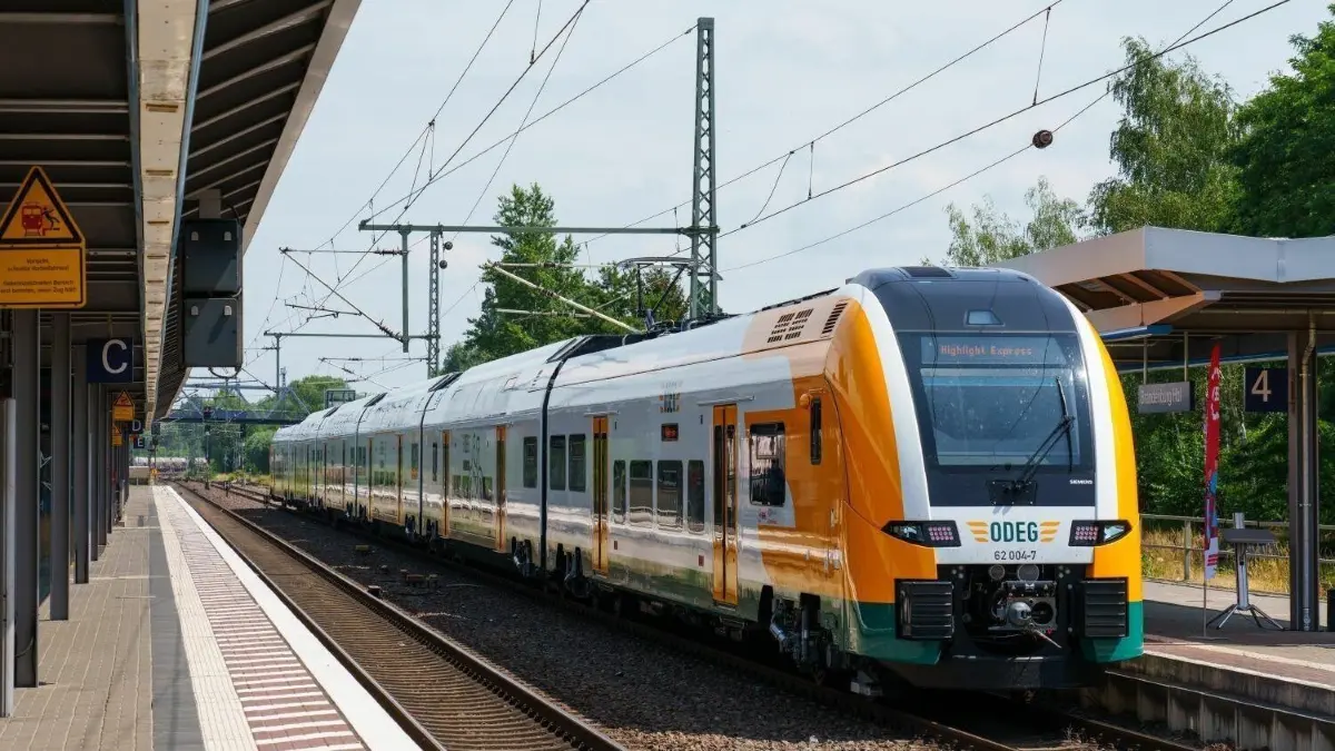 Die Odeg hat ab Freitag (26. April) Zugausfälle auf der Linie RE 1 zwischen Fürstenwalde und Frankfurt (Oder) beziehungsweise Eisenhüttenstadt angekündigt.
Ein neuer Zug der Ostdeutschen Eisenbahn GmbH (ODEG) vom Typ „Desiro HC“ steht auf Gleis 4 des Hauptbahnhofs. Insgesamt 29 dieser elektrischen Siemens-Triebfahrzeuge sollen künftig als Regionalexpress auf den Linien RE1 und RB17 unterwegs sein. +++ dpa-Bildfunk +++