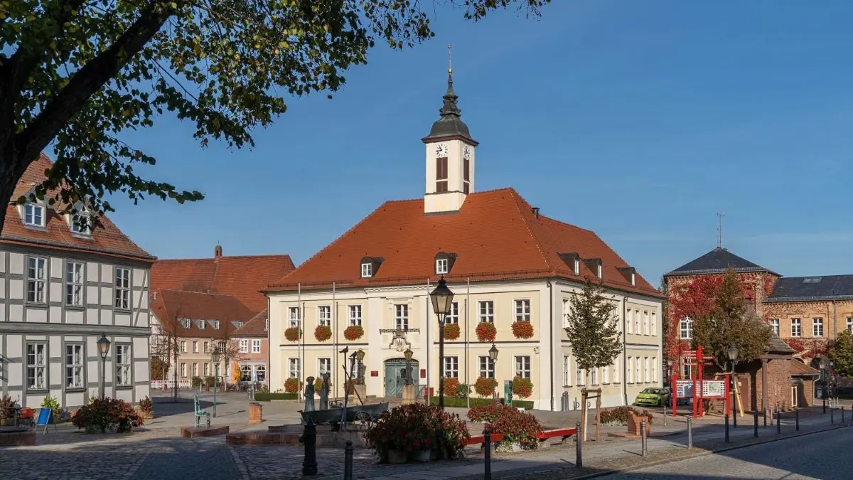Mittelpunkt der Stadt Angermünde ist das historische Rathaus am Marktplatz. Hier hat auch die Stadtverwaltung und das Bürgermeisteramt seinen Sitz.
Angermünde, 31.10.2019: Angermünder Ansichten, Rathaus, Markt