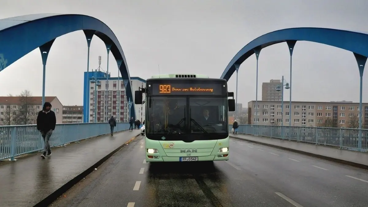 Die gemeinsame Buslinie 983 verkehrt seit 2012 zwischen Frankfurt (Oder) und Słubice.
Die gemeinsame Buslinie 983 zwischen Frankfurt (Oder) und Slubice