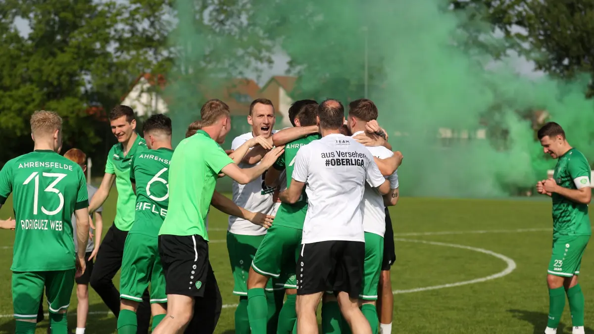 29. ST BBL Ahrensfelde — Seelow : Ahrensfelde, 04.05.24, 29. ST BBL Ahrensfelde - Seelow , nach Abpfiff wird die Meisterschaft gefeiert
Foto: Carola Voigt