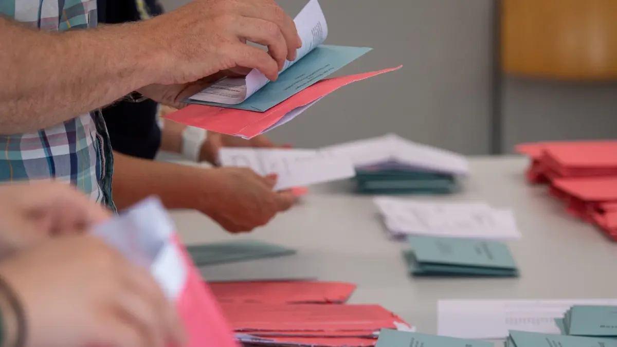 Für die Wahlen in 2024 in Brandenburg sucht die Stadt Eisenhüttenstadt noch Wahlhelfer. Für das Ehrenamt soll eine deutlich höhere Aufwandsentschädigung gezahlt werden. (Symbolbild)
ARCHIV - 06.06.2021, Sachsen-Anhalt, Magdeburg: Wahlhelfer und Wahlhelferinnen öffnen im Klassenzimmer einer Schule in Magdeburg die Umschläge der Briefwahl. In Sachsen werden zu den drei Wahlen im Jahr 2024 noch Wahlhelferinnen und Wahlhelfer gesucht (zu dpa: «Freiwillige für Wahlen in Sachsen gesucht») Foto: Hendrik Schmidt/dpa-Zentralbild/dpa +++ dpa-Bildfunk +++