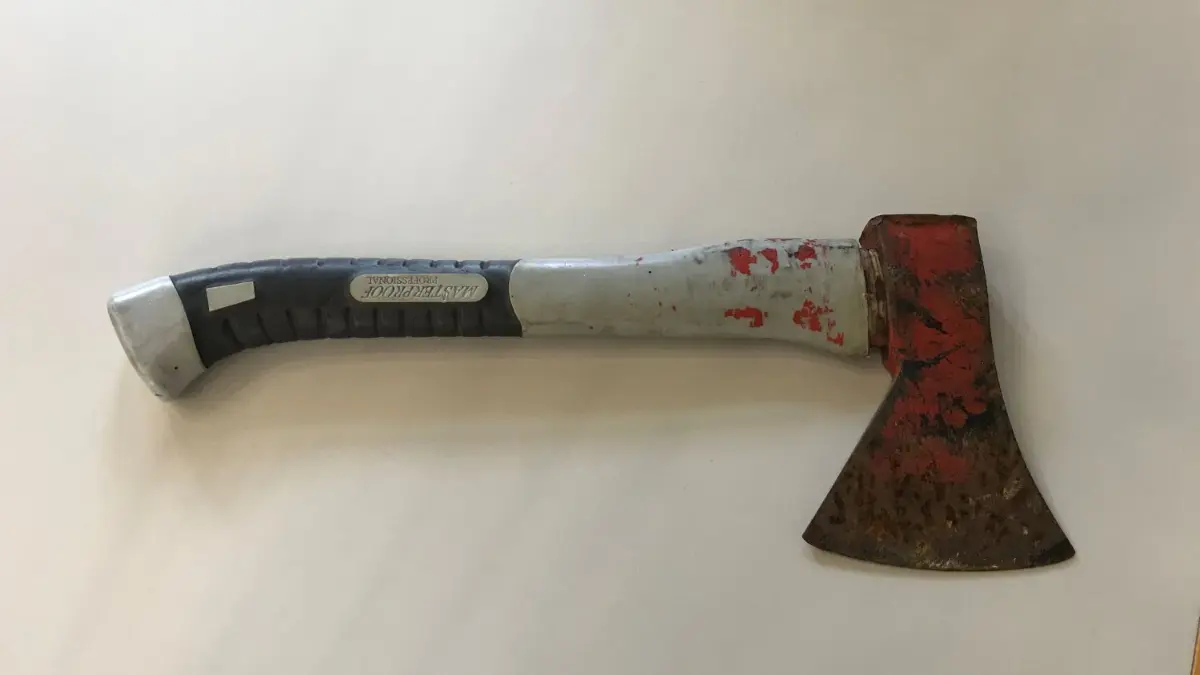 Dieses handelsübliche Beil ist die Tatwaffe, mit der ein 72–jähriger Rentner auf einen 40–jährigen Mann eingeschlagen hat.
Dieses handelsübliche Beil ist die Tatwaffe, mit der ein 72-jähriger Rentner auf einen 40-jährigen Mann eingeschlagen hat.