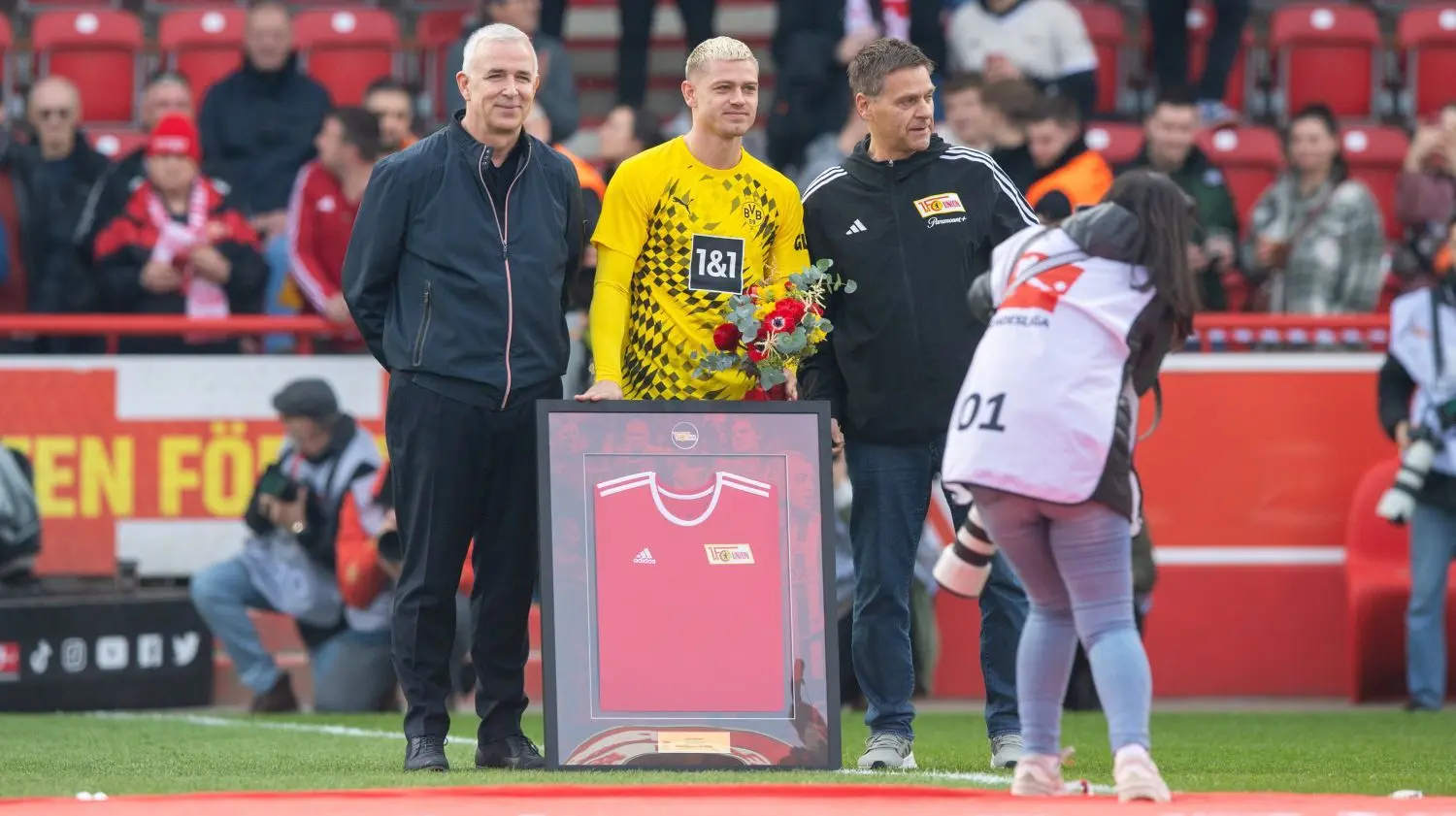 Der Ex-Unioner Julian Ryerson (Borussia Dortmund, Mitte) wurde vor dem Anpfiff von Präsident Dirk Zingler (links) und Manager Oliver Ruhnert offiziell verabschiedet.