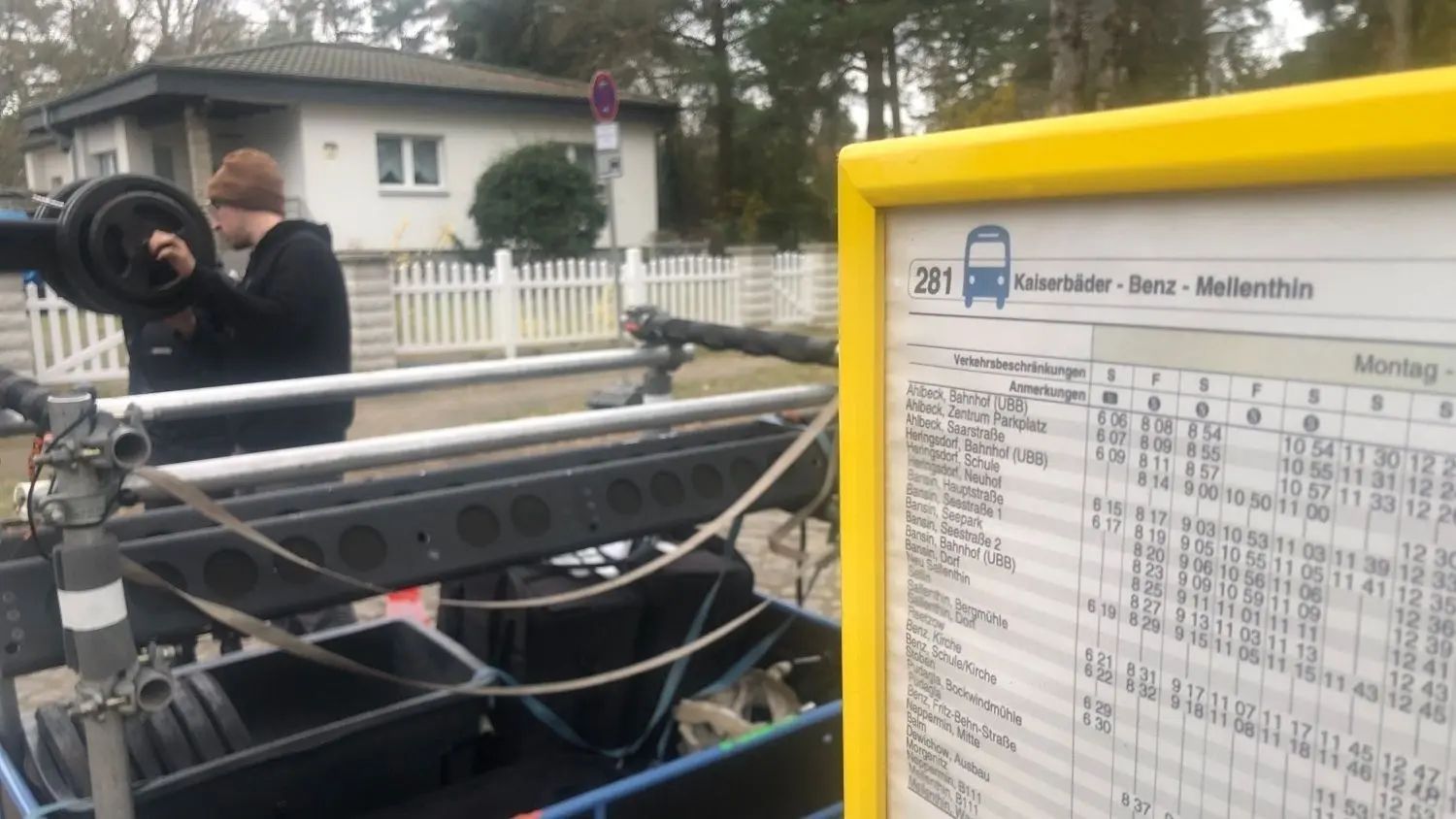 Hier hält niemals ein Bus nach Ahlbeck. Diese Haltestelle in der Großbeerenstraße in Glienicke ist eine Filmattrappe. Gedreht werden dort Szenen für zwei neue Folgen des Usedom-Krimis der ARD.