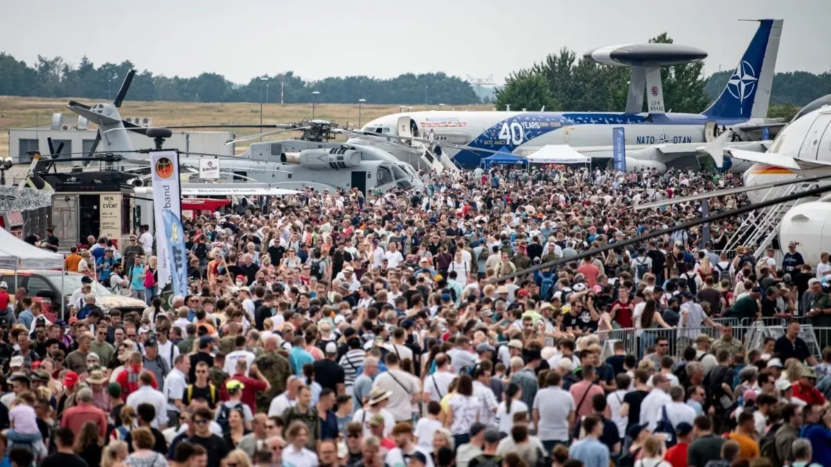 ILA 2024 Berlin: Alles wichtigen Infos zum Programm, Tickets, Terminen und Sprechern auf den Bühnen. Ein Überblick. (Symbolbild)
Menschen laufen auf der Internationalen Luft- und Raumfahrtausstellung (ILA) über den Ausstellungsbereich. Die Luftfahrtausstellung auf dem Flughafen Schönefeld ist vom 22.06. - 26.06.2022 geöffnet. +++ dpa-Bildfunk +++
