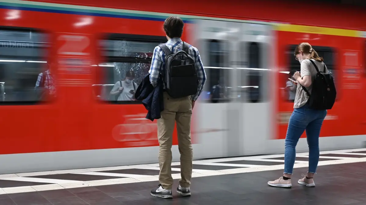 Abenteuer Bahnfahrt: Zwei junge Leute warten auf einem Bahnsteig auf einen Regionalzug, der gerade einfährt. Auf der Strecke zwischen Frankfurt (Oder), Eisenhüttenstadt und Cottbus dauern die Einschränkungen an. Worauf müssen sich Reisende einstellen? (Archivbild)
ARCHIV - 30.06.2022, Hessen, Frankfurt/Main: Zugreisende warten im Hauptbahnhof auf die Einfahrt einer S-Bahn (Aufnahme mit länger Verschlusszeit). Machen Bund und Länder den «Elfmeter» zum 49-Euro-Ticket rein? Es geht wie oft ums Geld. Der Verband Deutscher Verkehrsunternehmen warnt vor Konsequenzen. (zu dpa «Kommt 49-Euro-Ticket? Branche fordert Bund und Länder zu Einigung auf») Foto: Arne Dedert/dpa +++ dpa-Bildfunk +++