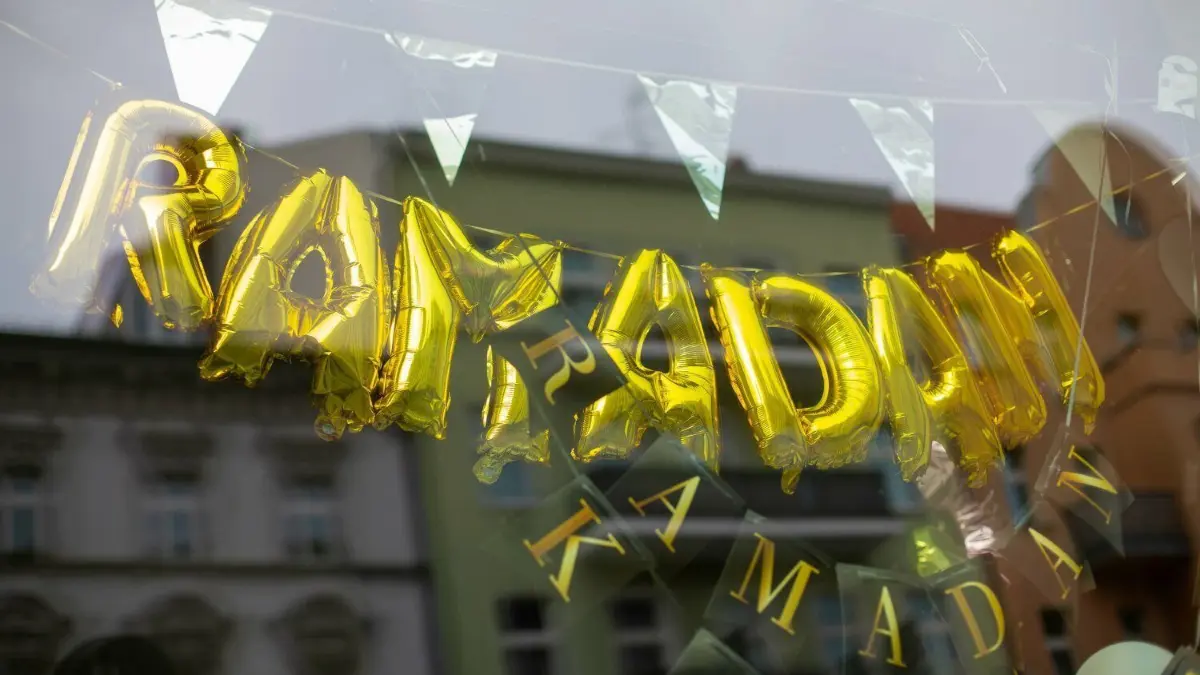 Ramadan 2024 in Bonn: Wann sind die Essenszeiten, wann die Gebetszeiten? Alle Infos samt Uhrzeiten hier im Kalender.
Das Schaufenster eines Geschäfts für Partyzubehör ist mit Ramadan-Motiven bestückt. Für Muslime weltweit fängt der Ramadan an. Samstag, der 02.04.2022, ist der erste Tag des Fastenmonats. +++ dpa-Bildfunk +++