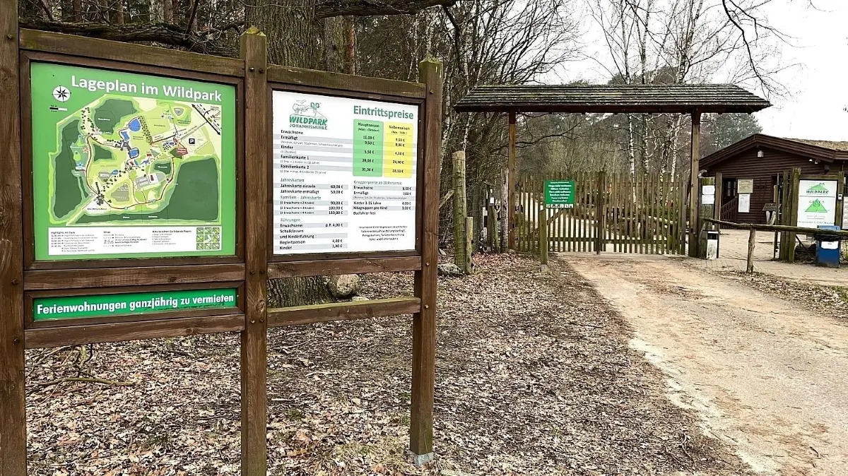 Der Wildpark Johannismühle in Klasdorf wird privat betrieben und von einem Förderverein unterstützt.
Wildpark Johannismühle Eingang 2024