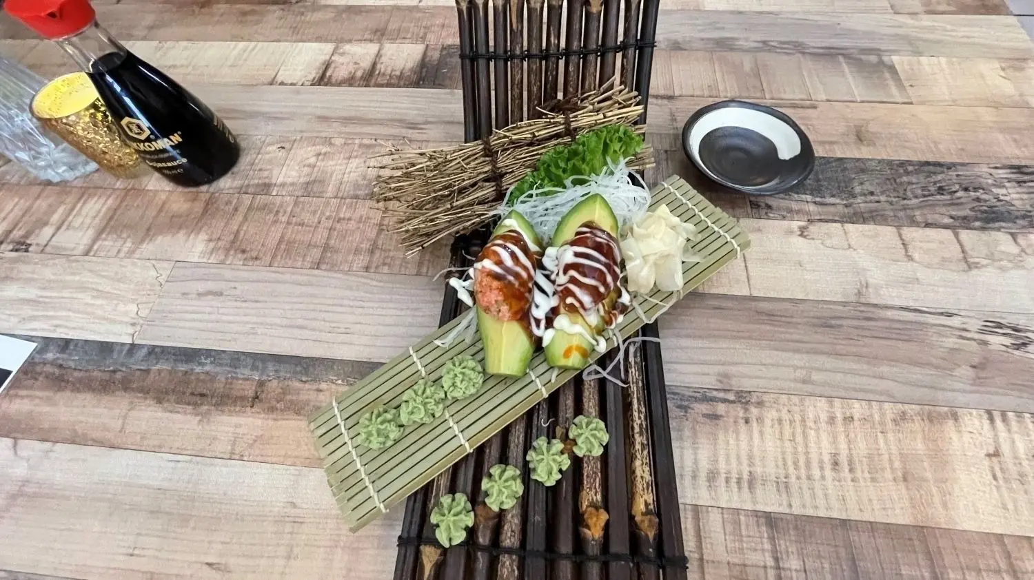 Das Restaurant "Mokuryu" in Fürstenwalde hat die Preise noch nicht wegen der Mehrwertsteuer erhöht, sondern inflationsbedingt um 50 Cent. Auf dem Foto ist das Gericht "Avocado Boot" zu sehen: Lachs- und Thunfischtatar mit Frühlingszwiebeln auf Avocado.