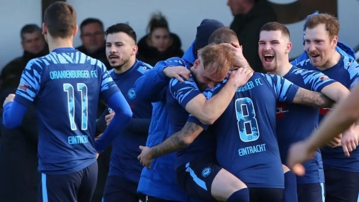 Torjubel vor fast 1200 Zuschauern: Die Kulisse beim Derby zwischen TuS Sachsenhausen und dem Oranienburger FC war wieder prächtig. Zwei später Tore fielen, das letzte von den Gästen durch Samir Mahmutagic (Rückennummer 8). Jubel Tor Samir Mahmutagic gleicht aus durch Elfmeter
Fußball Brandenburgliga 2023/2024 TuS Sachsenhausen gegen Oranienburger FC 1:1 (0:0) vor 1191 Zuschauern, Jubel Tor Samir Mahmutagic gleicht aus durch Elfmeter