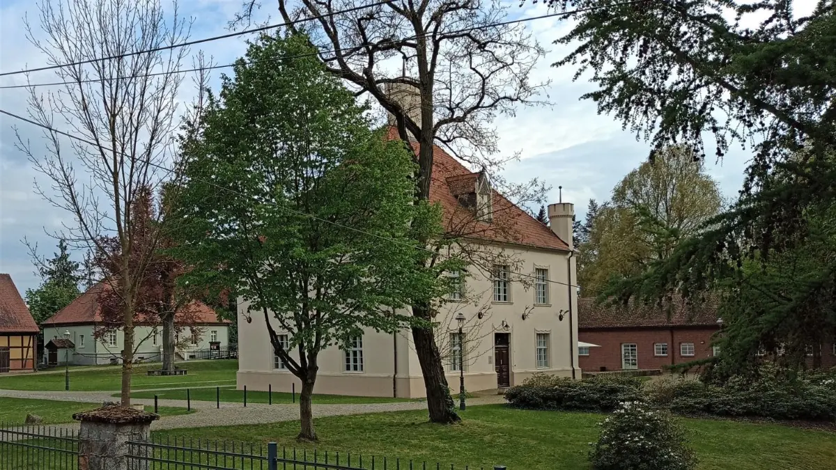 Das Jagdschloss in Groß Schönebeck. Hier kann man sich in einer Ausstellung über die Geschichte der Jagd in der Schorfheide informieren. Aber auch als Ort für Trauungen ist das Jagdschloss beliebt.