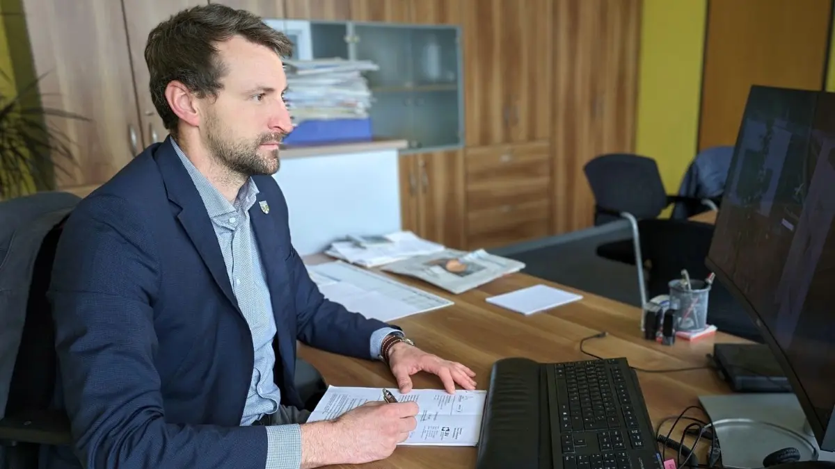 Maximilian Wonke (SPD), Bürgermeister von Panketal, in seinem Büro im Rathaus. Zuletzt erreichte ihn viel Kritik für seinen Auftritt beim „Bürgerdialog“ der AfD.
Maximilian Wonke (SPD), Bürgermeister von Panketal, 21.2.24