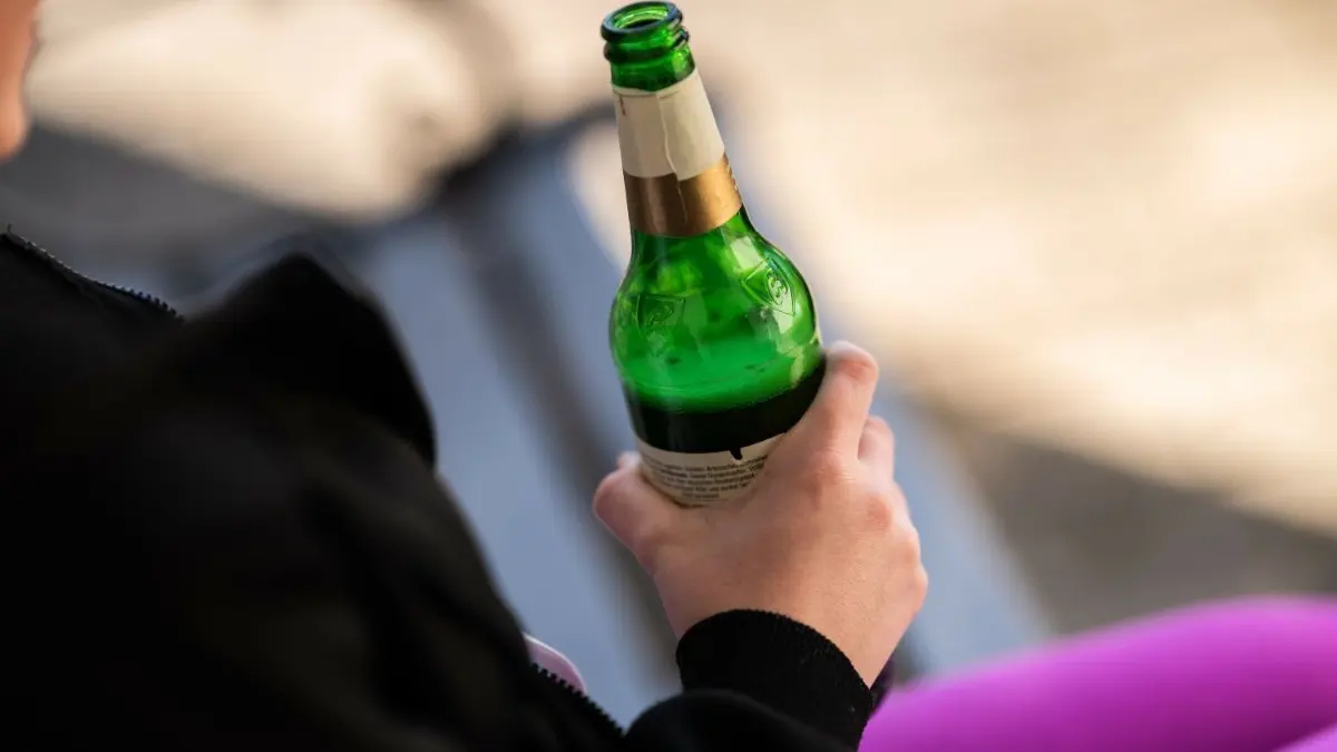 In Frankfurt (Oder) ließ ein 25–Jähriger eine Flasche Alkohol aus dem Supermarkt mitgehen. Als eine Zeugin ihn stoppen wollte, griff er zur Waffe. (Symbolbild)
ARCHIV - 04.03.2022, Baden-Württemberg, Rottweil: ILLUSTRATION - Eine Jugendliche hält vor ihrem Haus eine Flasche Bier in der Hand. (zu dpa: «Statistiker nennen Zahlen für Alkoholkonsum bei Jugendlichen») Foto: Silas Stein/dpa +++ dpa-Bildfunk +++